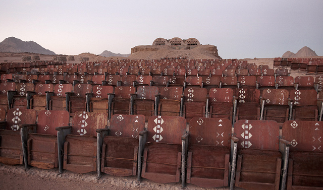 chaises cinema abandonne desert