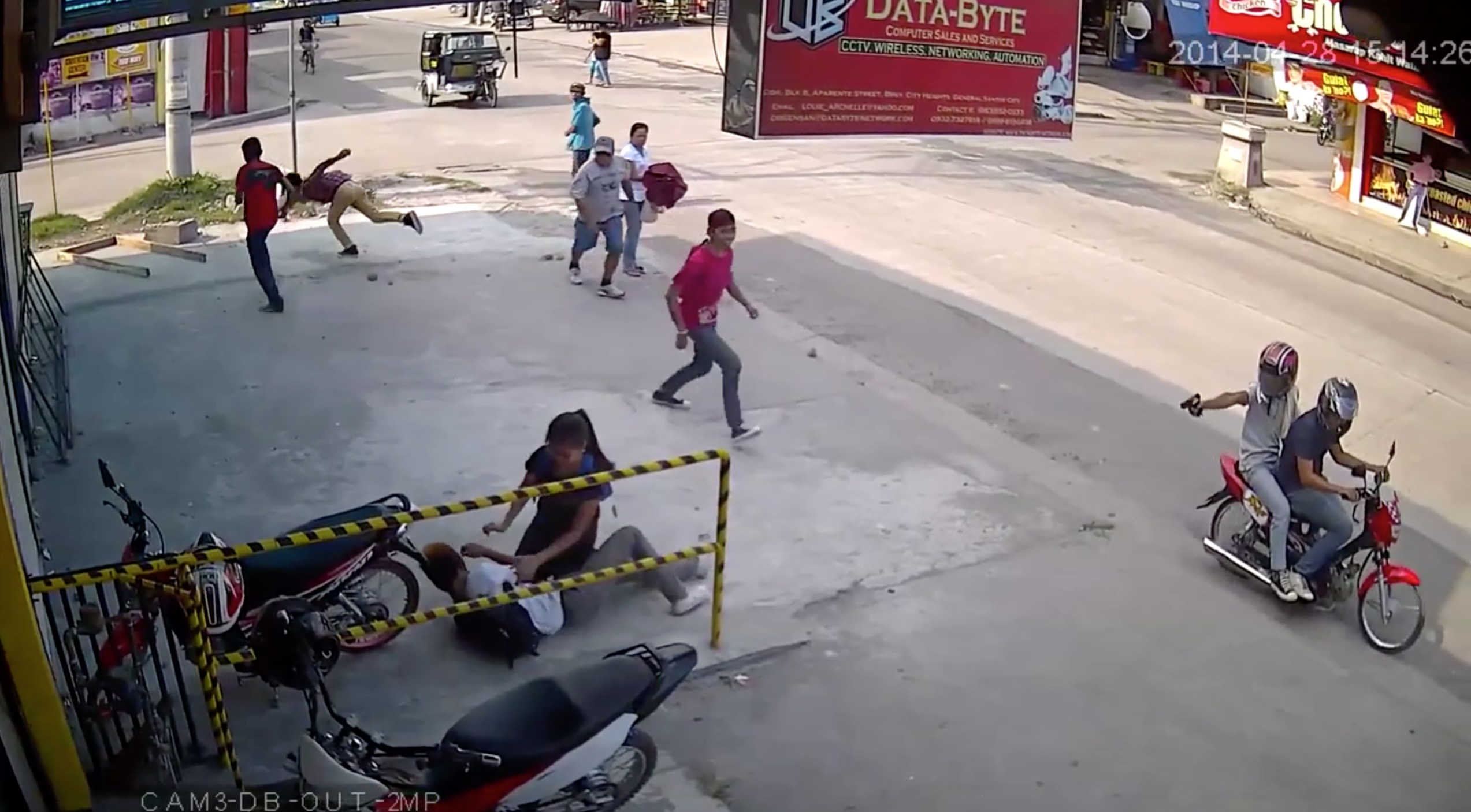 Camera filme un jeune se faire descendre par un scooter