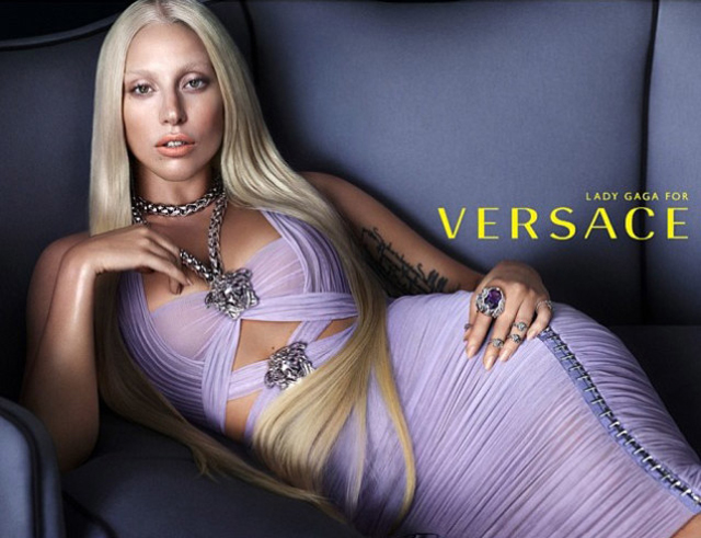 Lady Gaga pour Versace