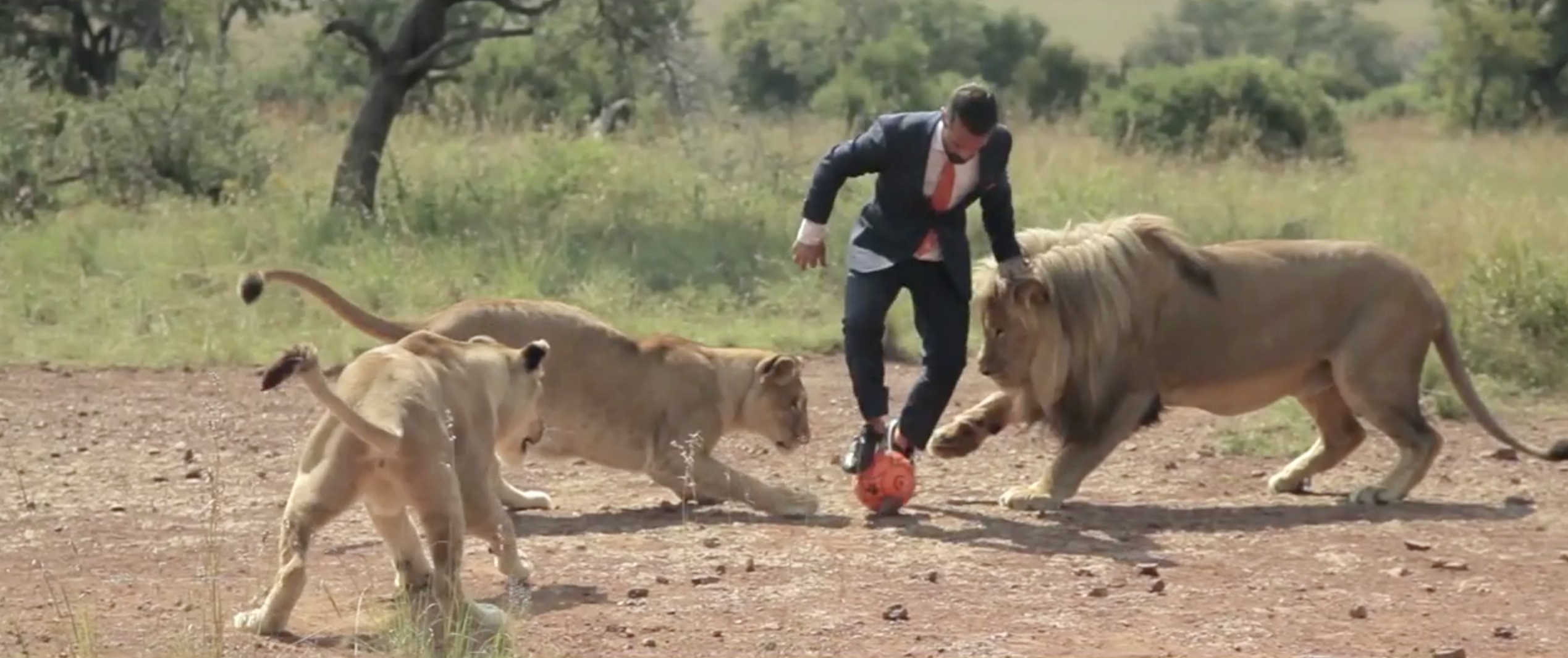 Kevin Richardson football avec 3 lions