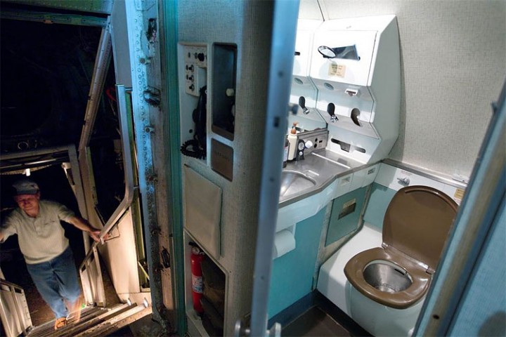 Bruce Campbell avion toilettes