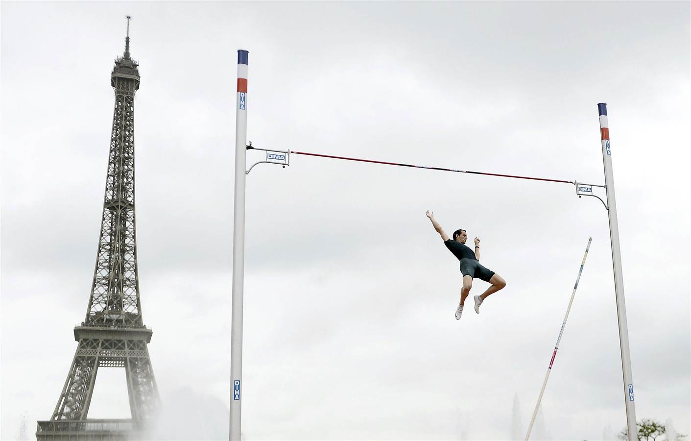 Renaud Lavillenie saut a la perche au Trocadero