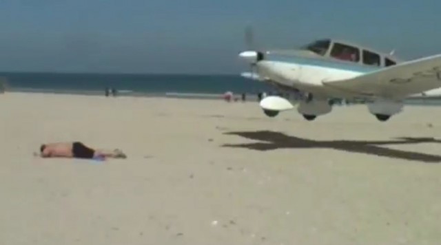 avion vs vacancier plage