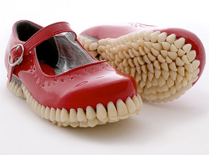 chaussure rouge dents semelle