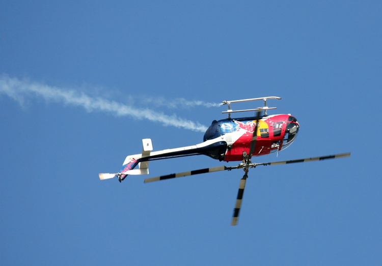 chuck aaron helicoptere voltige aerienne redbull 2