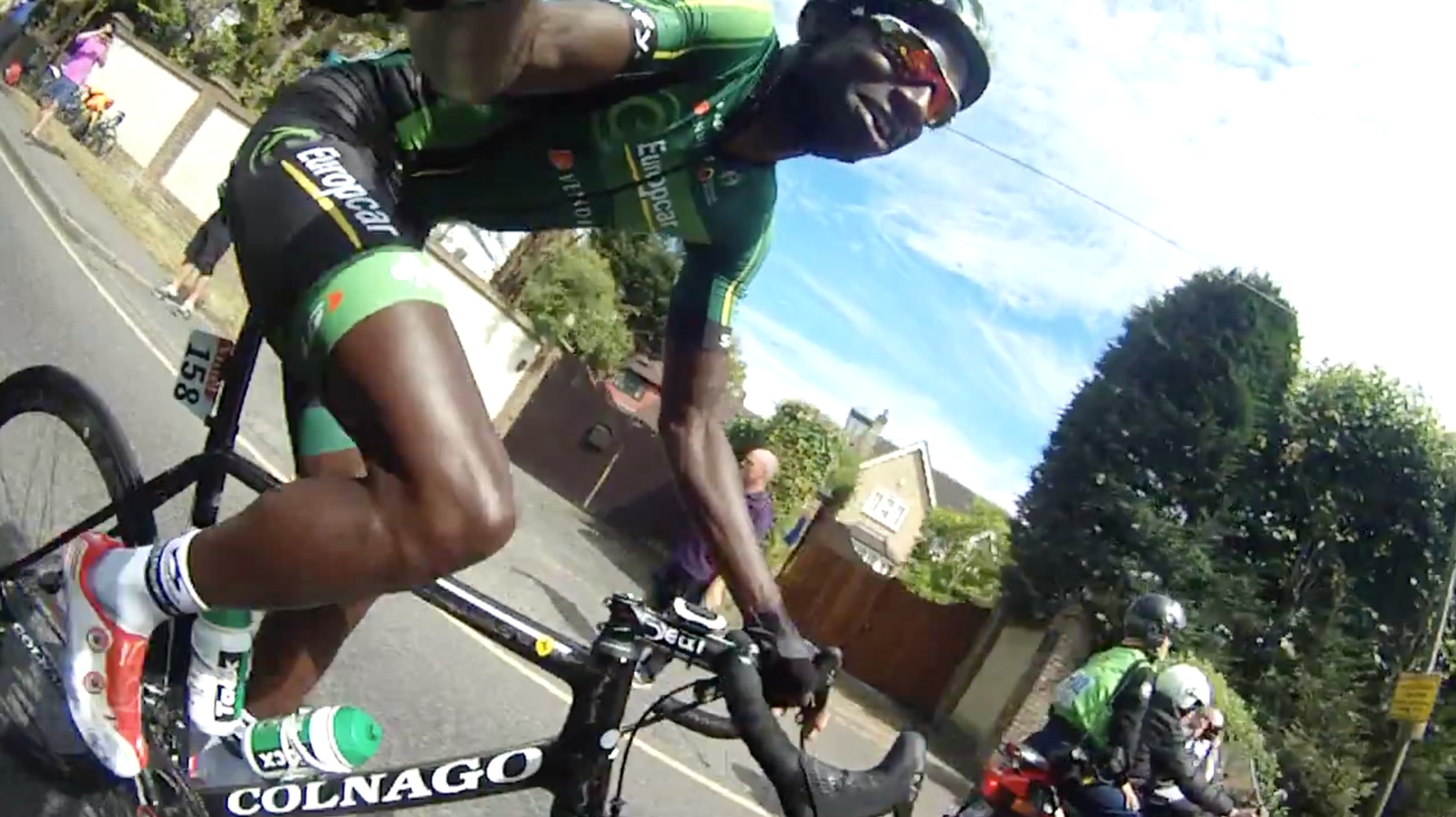 VIdeo Kevin Reza ramasse une camera Tour de France