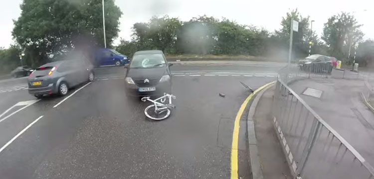 cycliste retombe sur ses pieds collision voiture