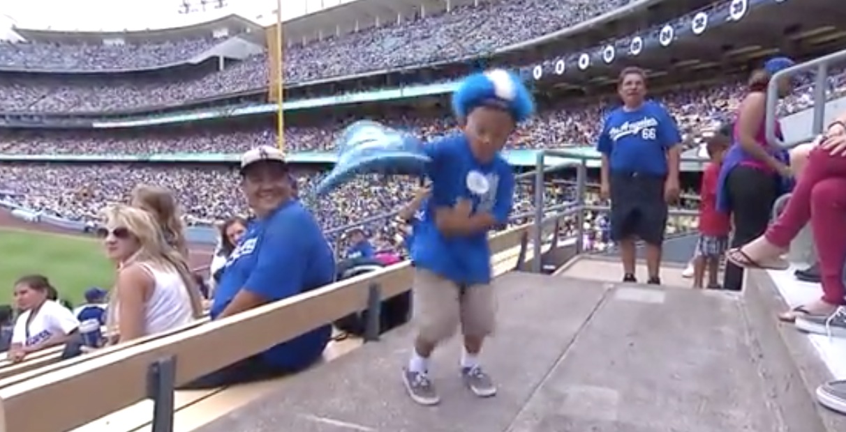 Enfant danse pendant baseball