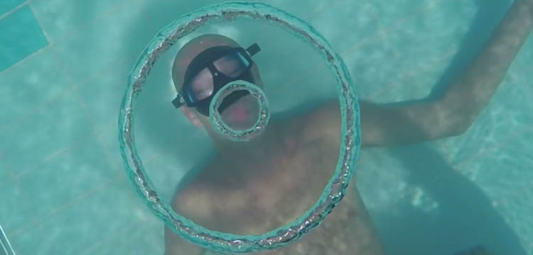 david helder apneiste realise bulles sous eau comme dauphin