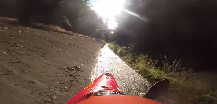 descente rigole deux kayakistes