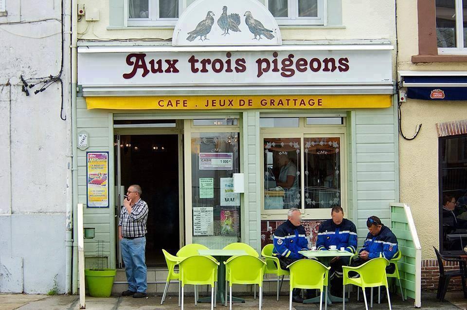 gendarmes cafe pigeons