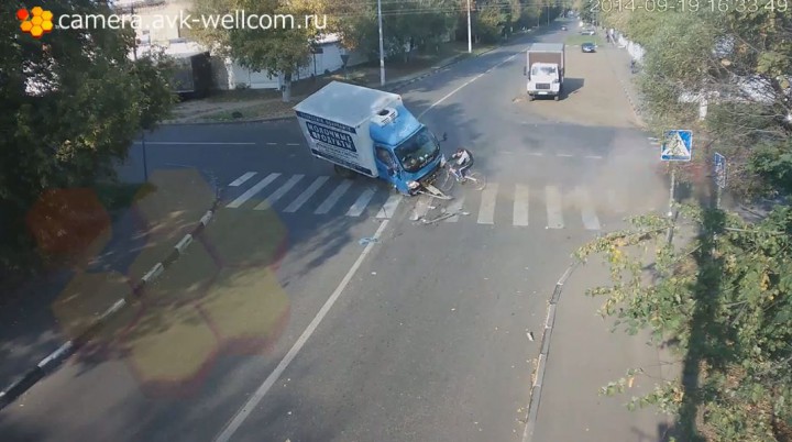 carrefour cycliste russe camionnette voiture