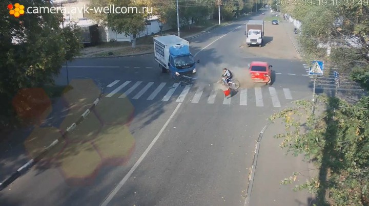 cycliste russe camionnette voiture carrefour
