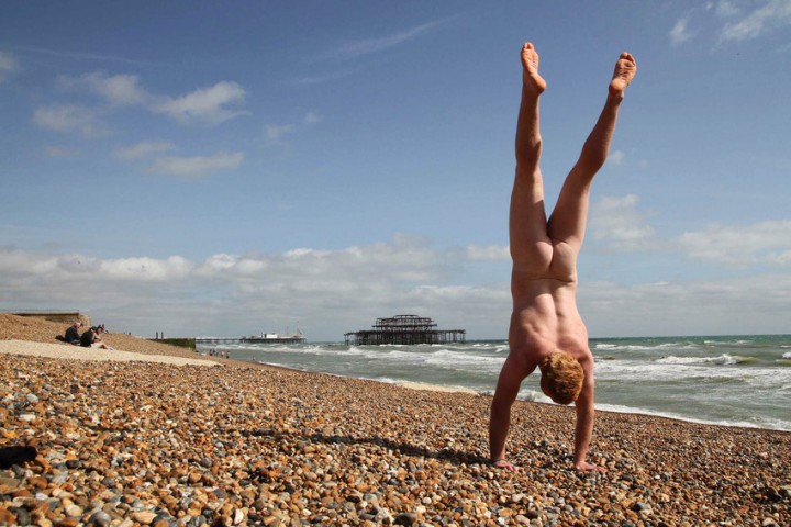 homme nu equilibre brighton angleterre
