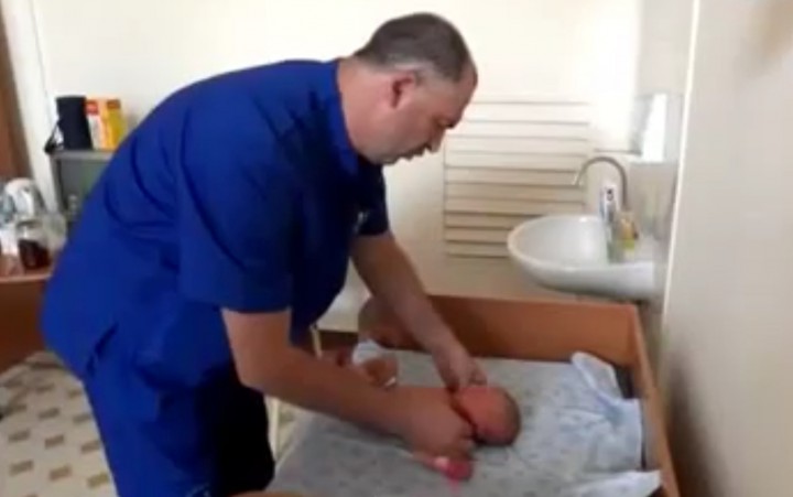 pediatre Russe violent examen bebe