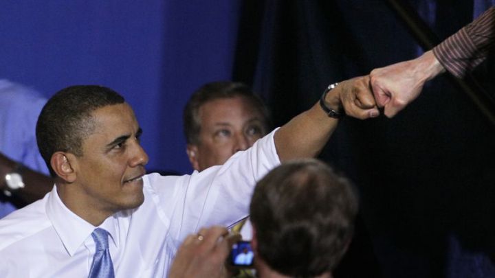 photo fist bump Barack Obama