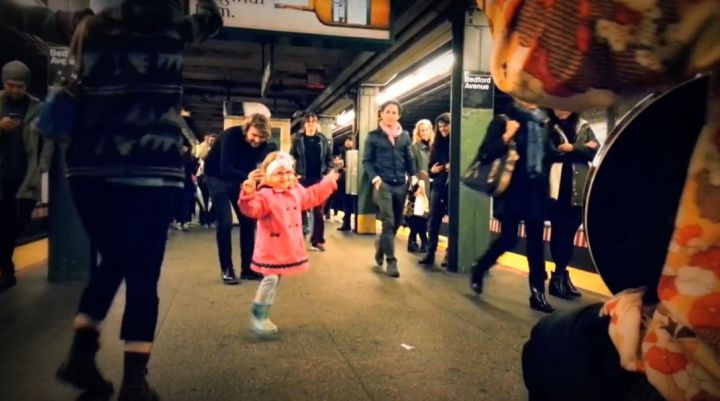 petite fille impro danse metro