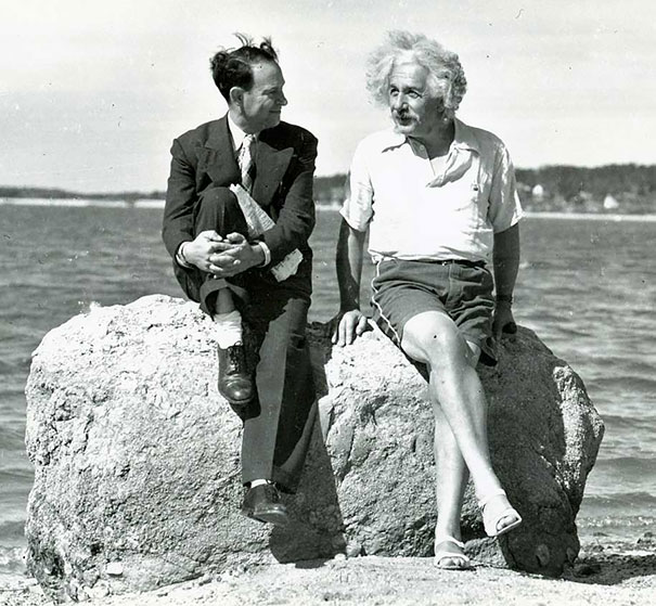 photos rares 20eme siecle Albert Einstein profite du plein air New York 1939