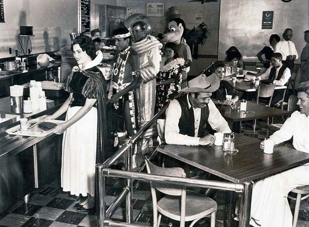 photos rares 20eme siecle Des employes de Disneyland en pause cafe 1961