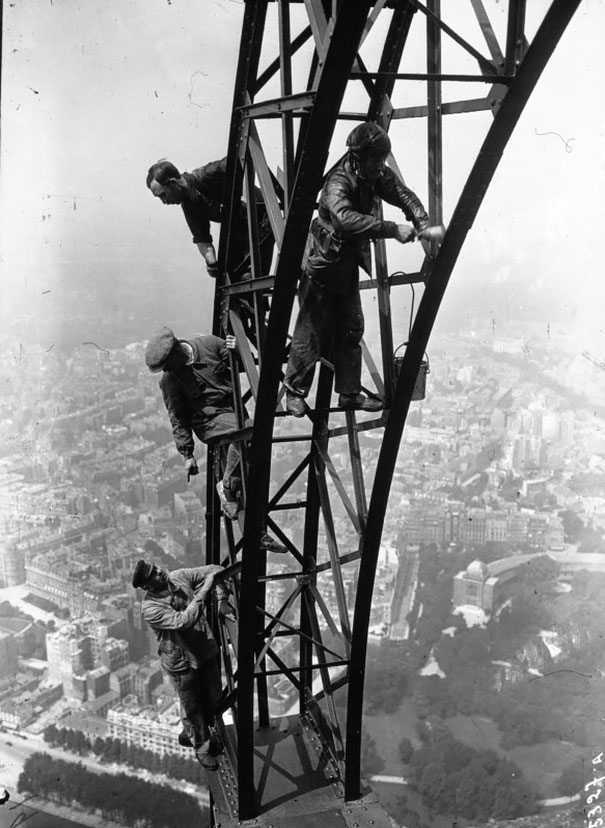 photos rares 20eme siecle Des travailleurs peignent la Tour Eiffel 1932