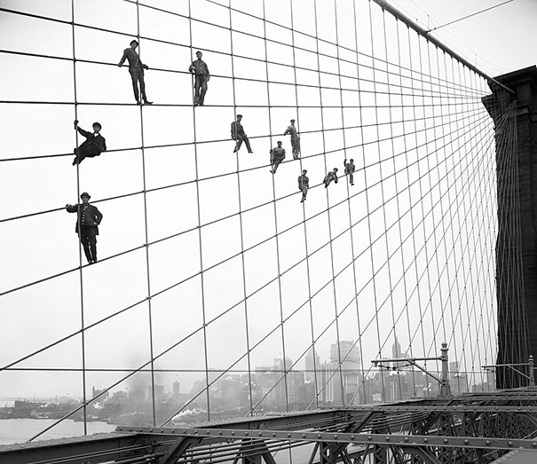 photos rares 20eme siecle Des travailleurs peignent le pont de Brooklyn 1914