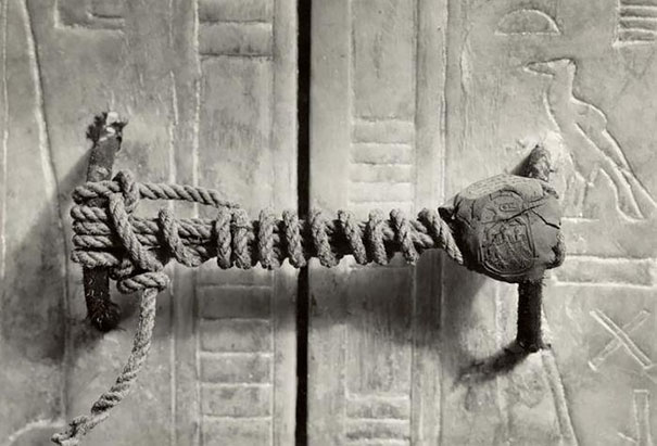 photos rares 20eme siecle Le sceau de la tombe de Toutankhamon 1922 Intact depuis 3245 ans