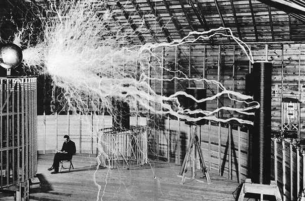 photos rares 20eme siecle Nikola Tesla fait des essais electriques