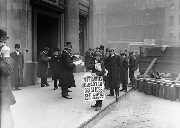 photos rares 20eme siecle Un garcon vend les journaux annoncant le neufrage du Titanic 1912