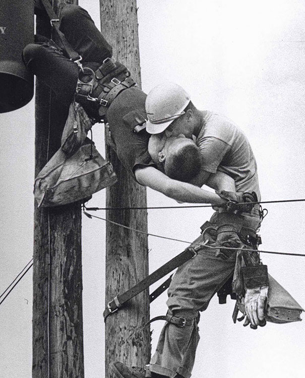 photos rares 20eme siecle Un homme fait le bouche a bouche son collegue eleectrocute 1967