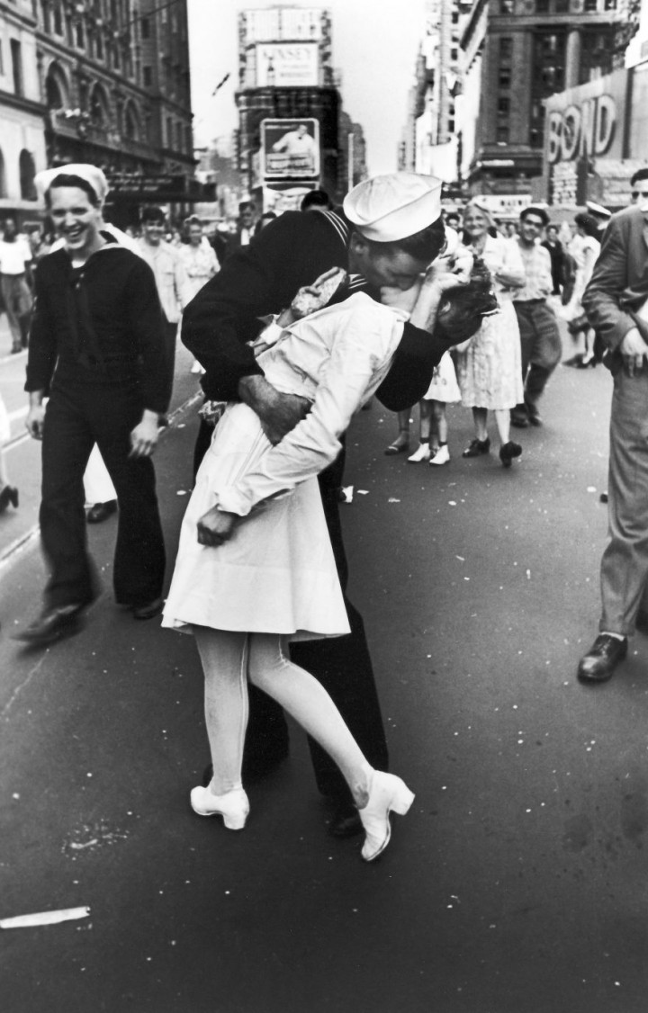 photos rares 20eme siecle Un marin embrasse une infirmiere Times Square 1945