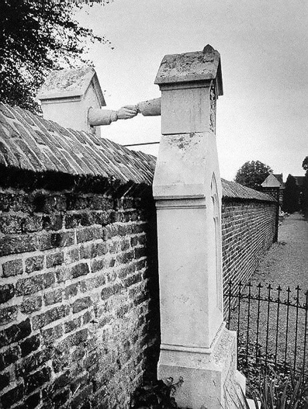 photos rares 20eme siecle Une femme catholique et un homme protestant enterres dans deux cimetieres