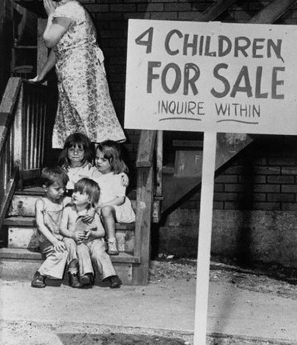 photos rares 20eme siecle Une femme se cache le visage aprs avoir mis ses enfants en vente Chicago 1948