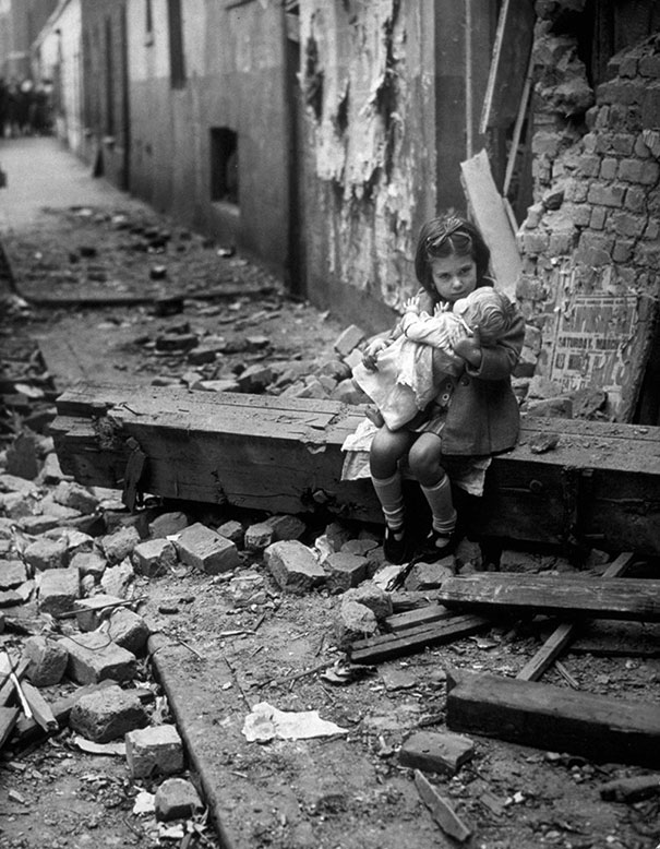 photos rares 20eme siecle Une petite fille tient sa poupe dans les ruines de sa maison bombardee Londres 1940