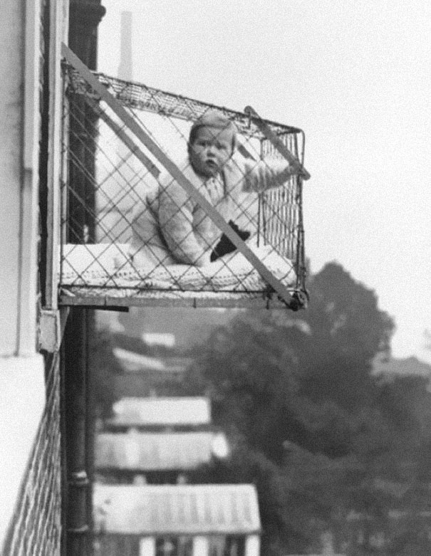 photos rares 20eme siecle cage bebe