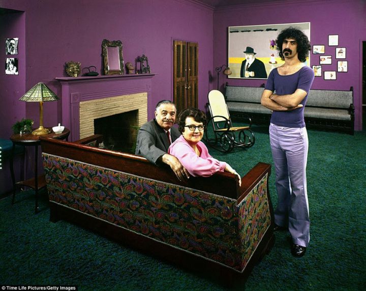 Franck Zappa presente ses parents