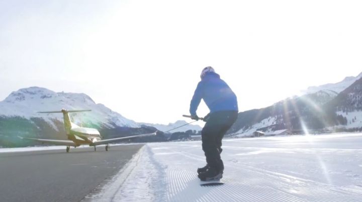 Jamie Barrow avion snowboard suisse