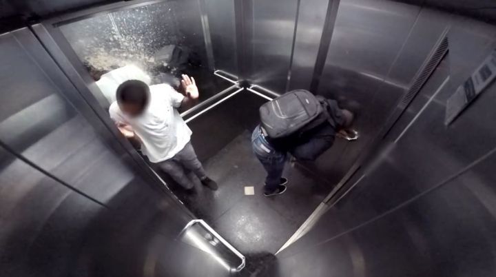 camera cachee diarrhee ascenseur