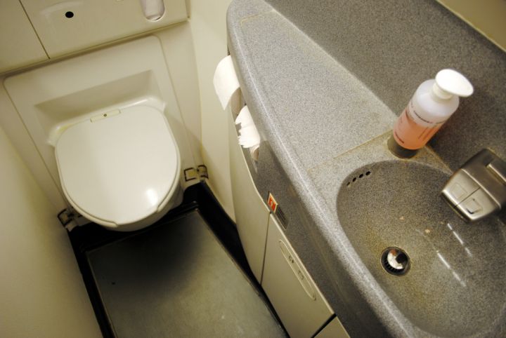 idees radines compagnies aeriennes toilettes avion