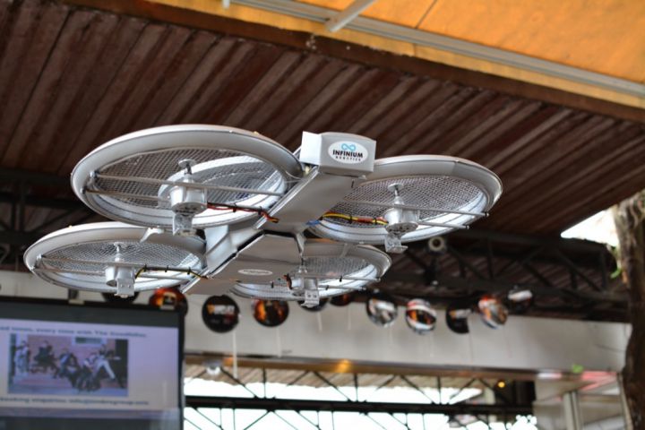 photo drone serveur restaurant