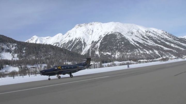 suisse Jamie Barrow avion snowboard