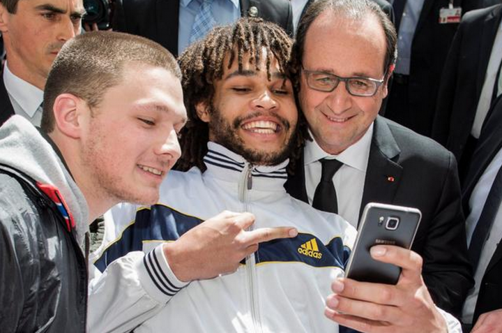 Francois et le selfie doigt honneur