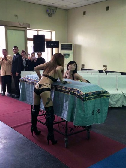 enterrement de strippeuses en Chine