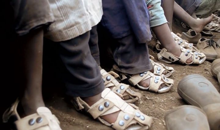 sandale ajustable enfants pauvres