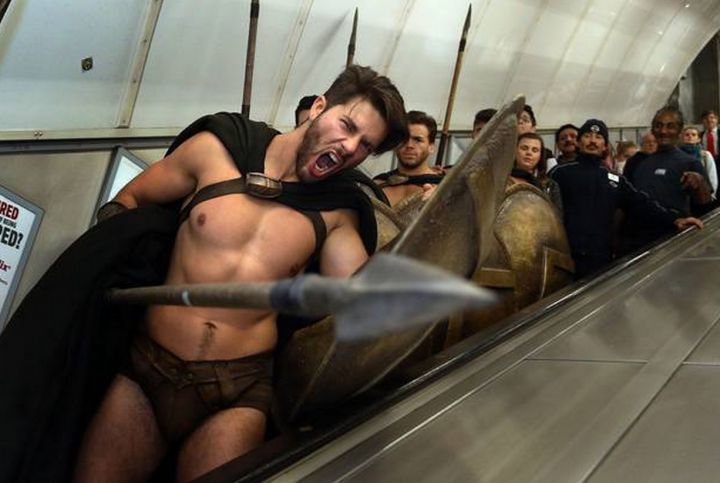 300 guerriers pas contents dans le metro de Londres