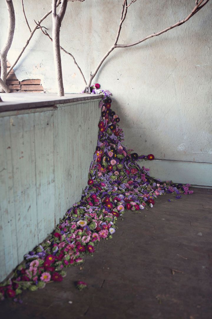 maison en ruine decoree avec des fleurs (5)
