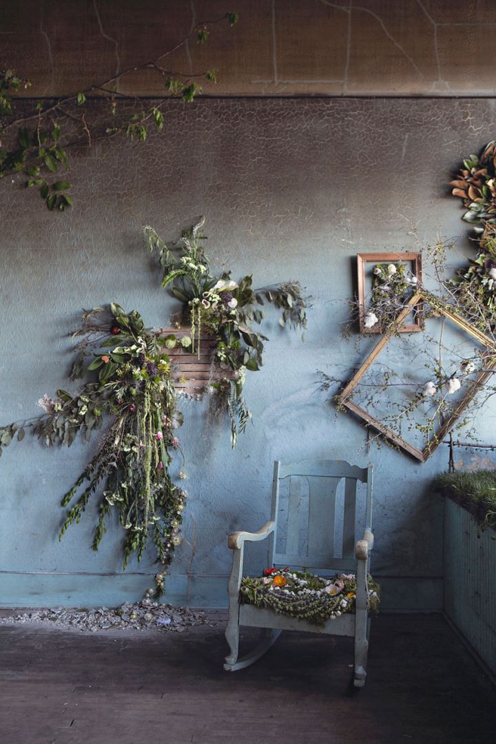 maison en ruine decoree avec des fleurs (7)