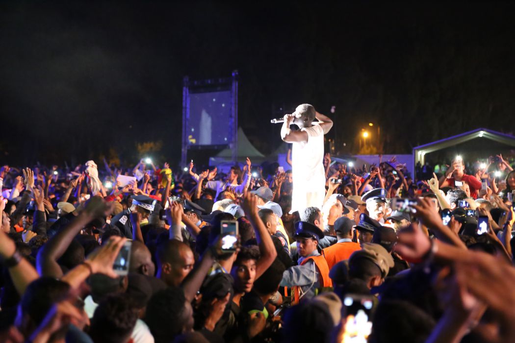 akon concert dans la foule festival mawazine