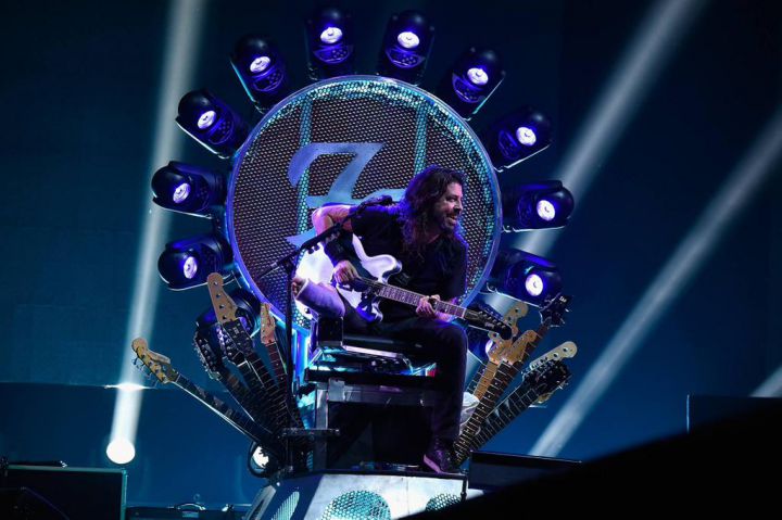 dave grohl foo fighters concert trone guitares