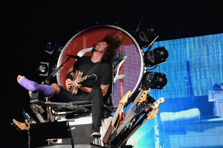 foo fighters dave grohl concert trone guitares
