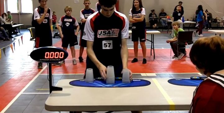record du monde cup stacking adolescent